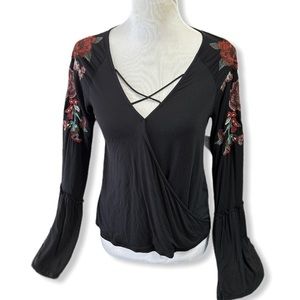 American Eagle Soft & Sexy T withBell Cuffs Floral Embroidery Black Size Small